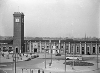 150563 Gezicht op een gedeelte van de voorgevel van het N.S. station Nijmegen te Nijmegen.